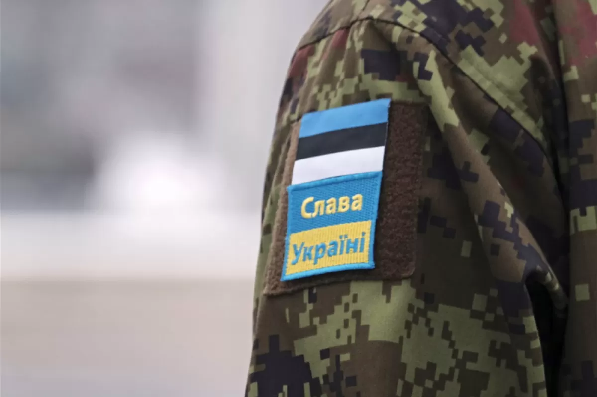 Patch pe uniforma unui militar eston cu salutul național ucrainean „Slava Ukrainia!” (Glorie Ucrainei!) în timpul sărbătoririi a 105-a Zilei Independenței din Tallinn, Estonia, 24 februarie 2023.