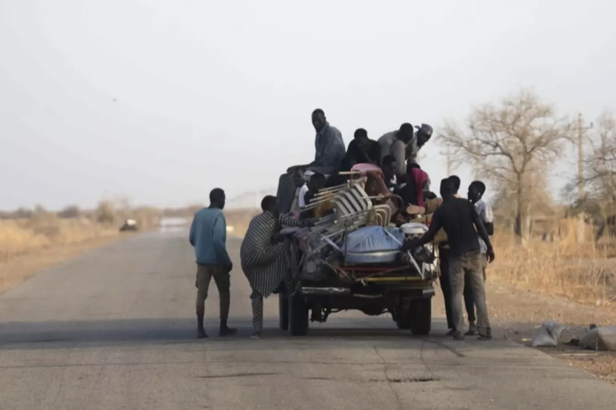 Oamenii care au fugit de violența din Sudan, își încarcă bunurile într-un vehicul după ce au trecut granița Joda dintre Sudan și Sudanul de Sud, 11 mai 2023.