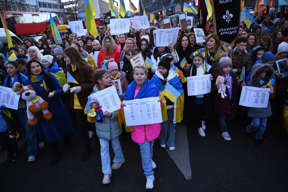 Copii ucraineni marșează către Ambasada Rusiei în timpul unui protest împotriva invaziei ruse a Ucrainei la Londra, Marea Britanie, 24 februarie 2023.