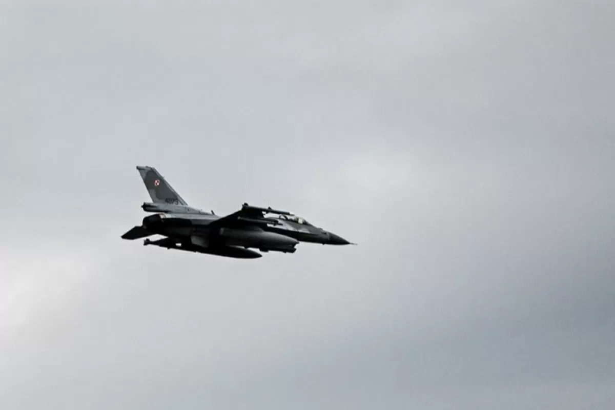 F 16
