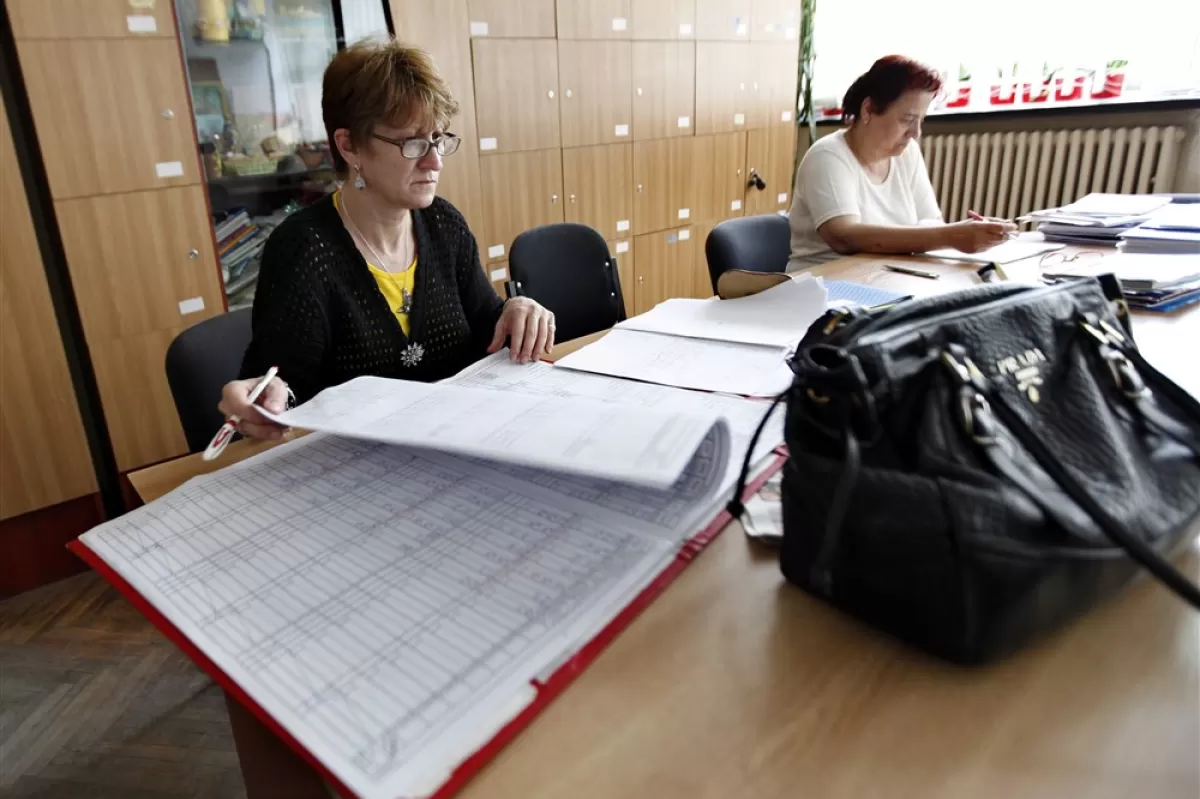 Profesori români verifică registrele de clasă la o școală publică în prima zi de grevă începută după ce guvernul a aprobat ieri pachetul de măsuri de austeritate, pentru a asigura continuarea unui pachet de ajutoare de 20 de miliarde de euro condus de Fondul Monetar Internațional, la București. , România, 31 mai 2010.