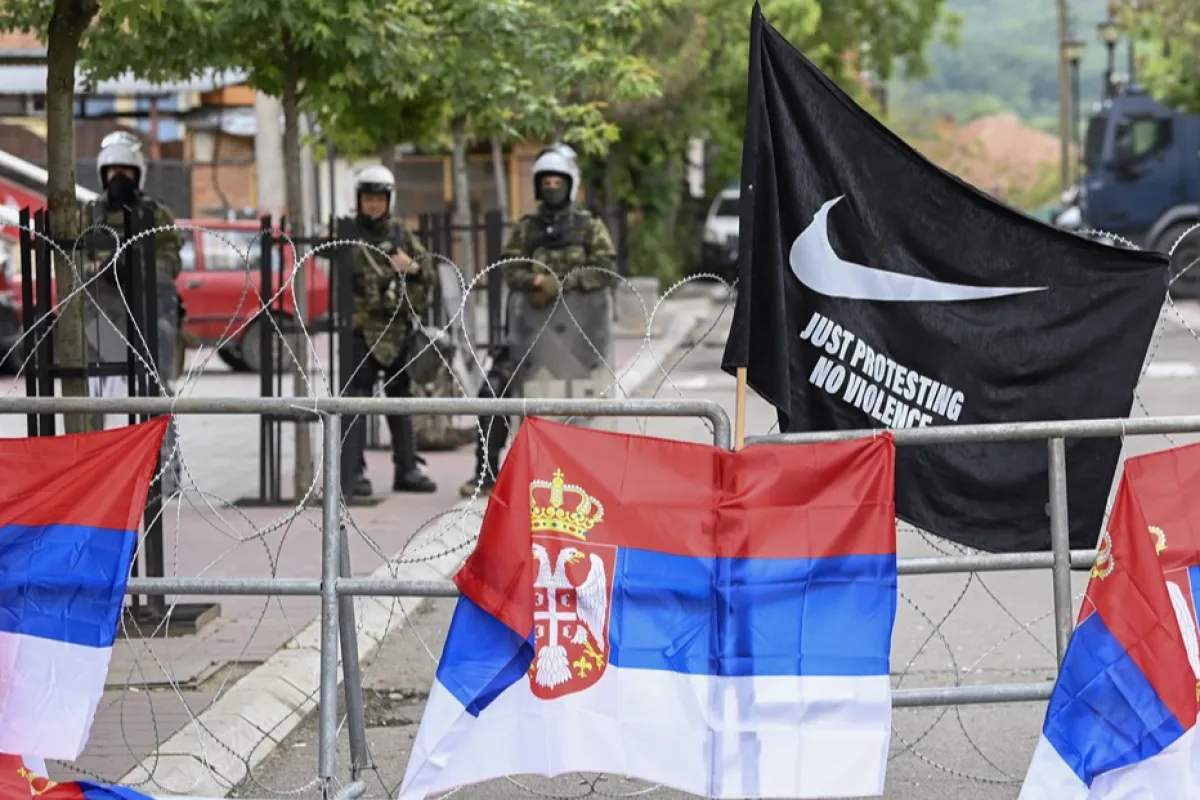 Soldații Forței internaționale de menținere a păcii din Kosovo (KFOR) conduse de NATO stau de pază în fața municipalității din Zvecan, Kosovo, 01 iunie 2023. Cel puțin treizeci de soldați KFOR de menținere a păcii și cincizeci și doi de civili au fost răniți după ce au izbucnit ciocnirile dintre forțele de securitate și etnicii sârbi. în Zvecan, pe 29 mai 2023. În regiunea de nord a Kosovo, cu populație majoritar sârbă continuă tensiunile apărute după ce primarii de etnie albaneză au preluat mandatul în patru localități unde comunitatea sârbă a boicotat alegerile locale.