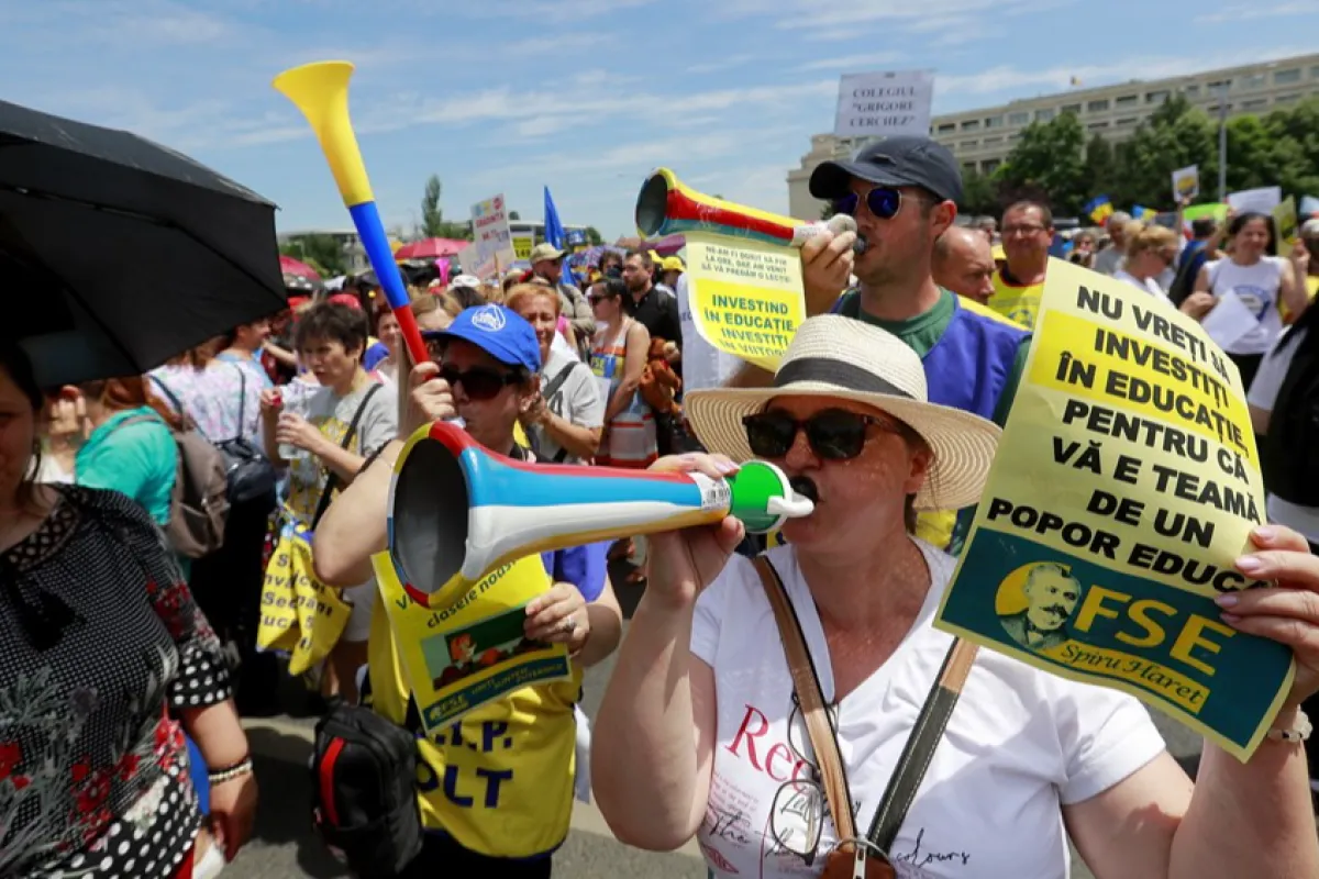 Education workers protest in Bucharest during general strike