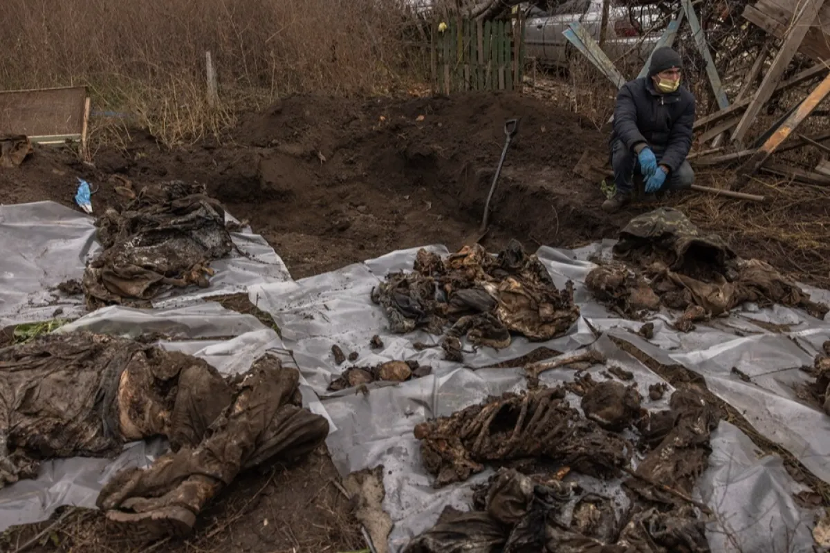 Remains exhumed from mass grave in Kherson region village