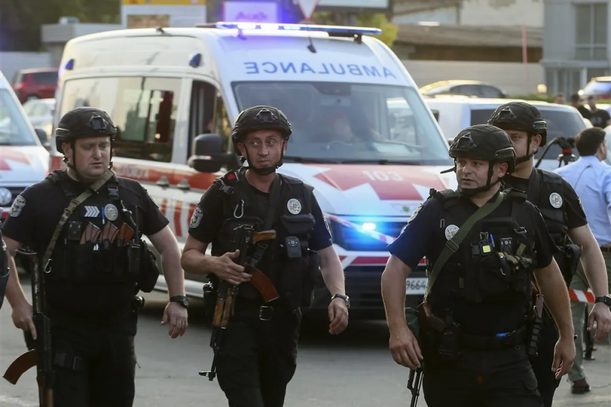 A man died and 2 policemen were injured after he detonated explosives inside a district court in Kyiv