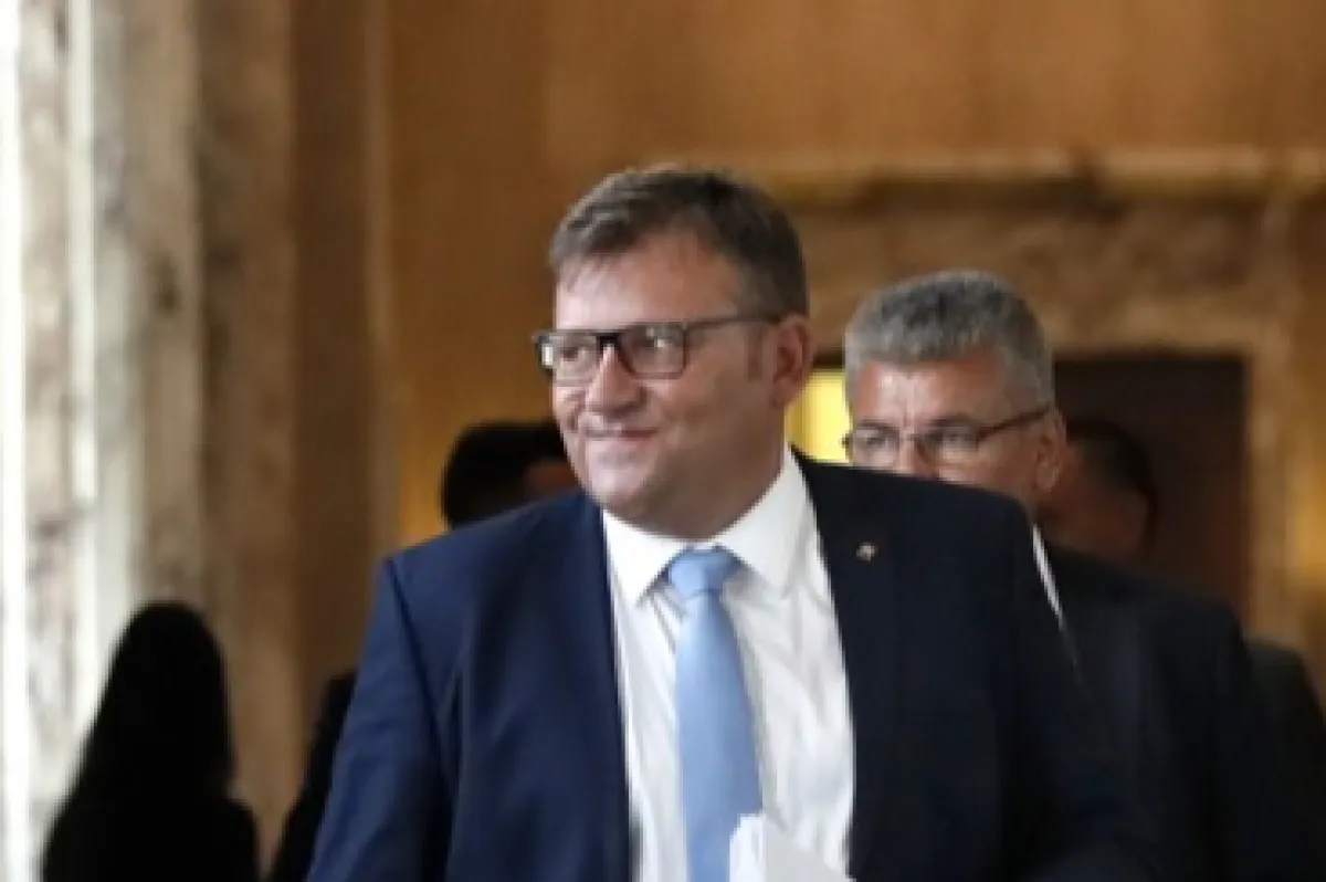 Romanian ruling coalition collapses at the start of presidential elections race