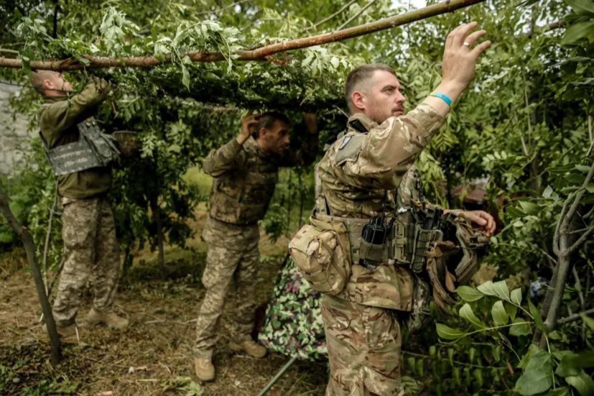 Ukrainian sevicemen hold their positions in the Donetsk region
