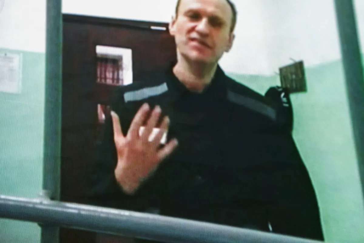 Opozantul rusă Alexei Navalny este văzut pe un ecran printr-un link video din colonia sa penală, în timpul unei audieri , la Curtea Supremă a Rusiei din Moscova, Rusia, 22 iunie 2023.