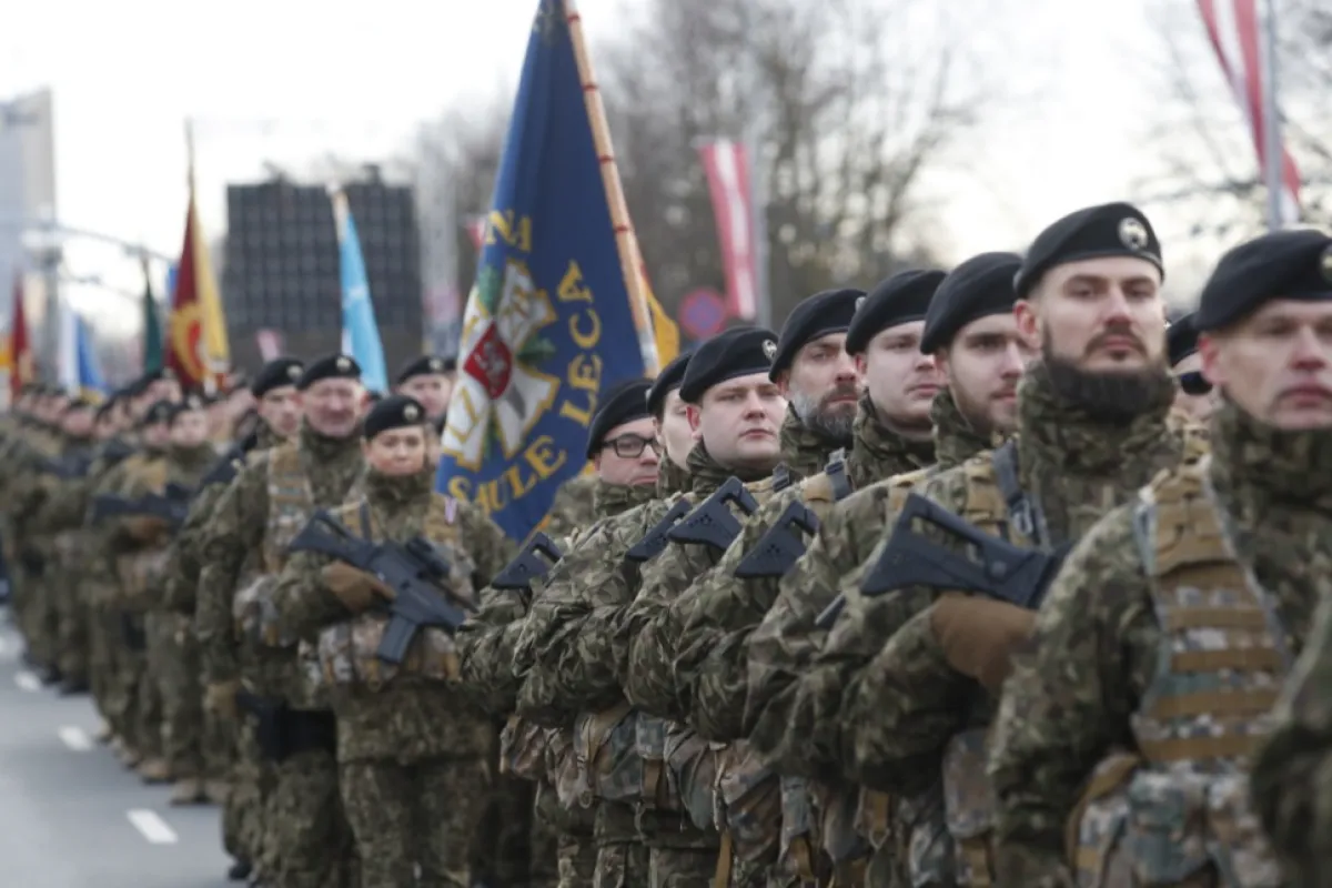 Militari ai armatei letone participă la parada militară tradițională a Forțelor Armate Naționale, a unităților Ministerului de Interne și a unităților străine dedicată sărbătoririi Zilei Independenței Letoniei la Riga, Letonia, 18 noiembrie 2022.