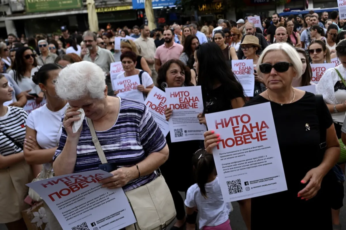 Oameni cu pancarte pe care scrie „Nici una în plus” în timpul unui protest în sprijinul unei victime de 18 ani a unui atac cu cuțitul, în fața unui tribunal din Sofia, Bulgaria, 31 iulie 2023.