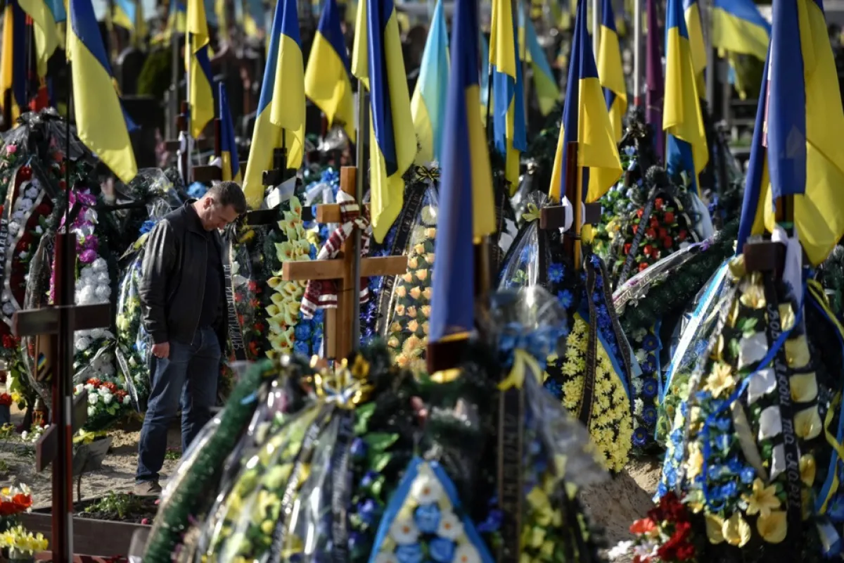 Un bărbat vizitează așa-numita „Alee a Eroilor” din cimitirul Lisove din Kiev, Ucraina, 23 aprilie 2023.