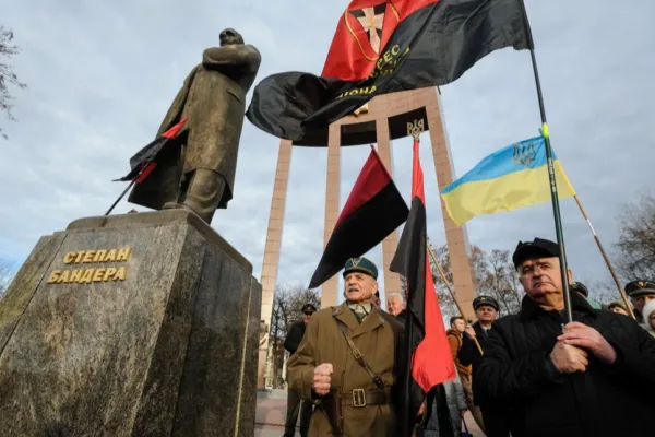 ВОЕННАЯ ПРОПАГАНДА: Украина прославляет убийц 1,5 миллионов евреев