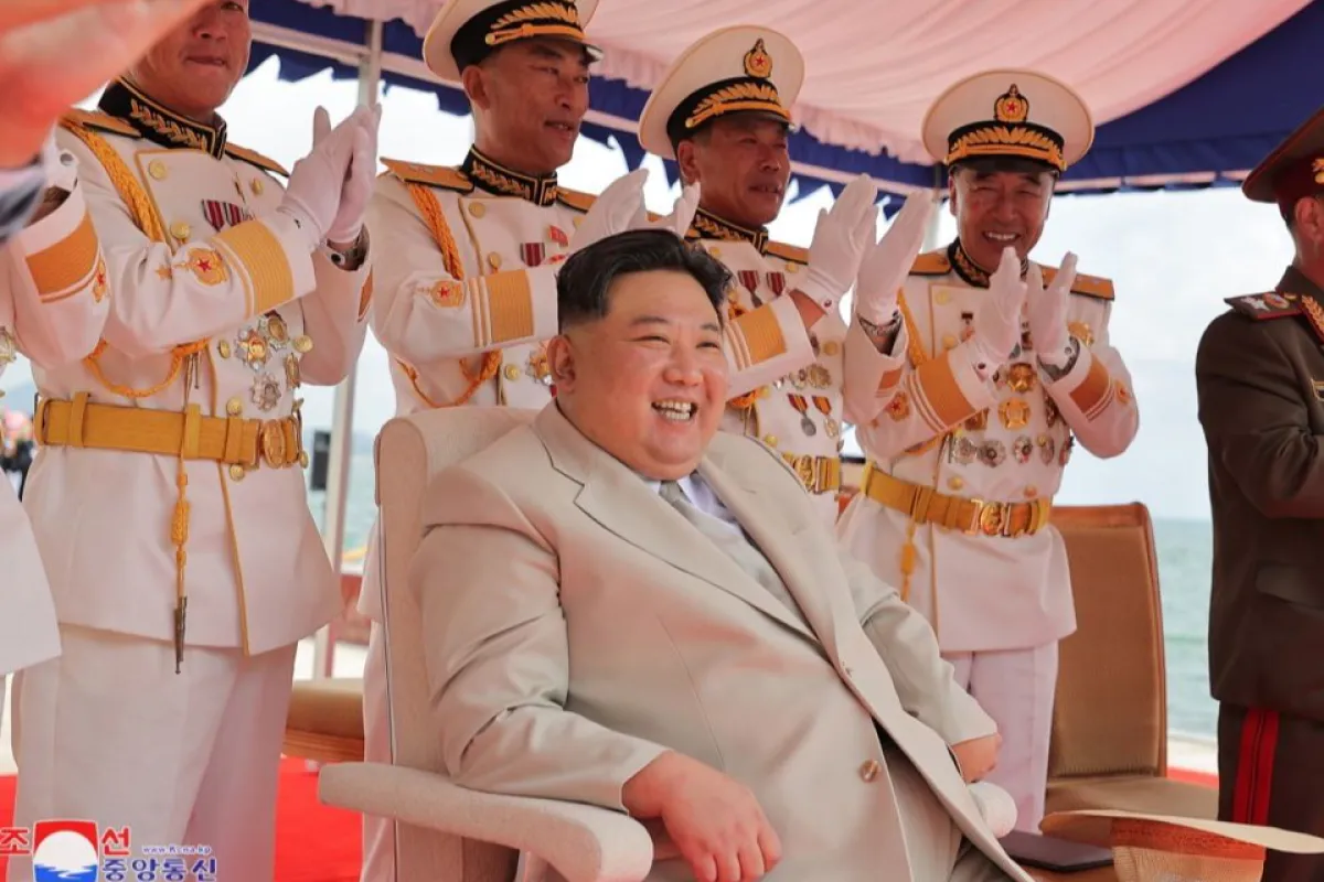 O fotografie publicată de Agenția Centrală de Știri Nord-coreeană (KCNA) îl arată pe liderul nord-coreean Kim Jong Un prezidând o ceremonie de lansare a ceea ce se spune a fi un submarin tactic cu arme nucleare, desemnat nr. 841 sau eroul Kim Kun Ok, la șantierul naval Sinpho din Coreea de Nord, 6 septembrie 2023 (emis în 08 septembrie 2023).