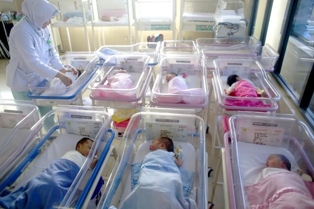 Индонезийская медсестра ухаживает за новорожденными в родильном отделении больницы в Джакарте, Индонезия, 10 июля 2016 года.