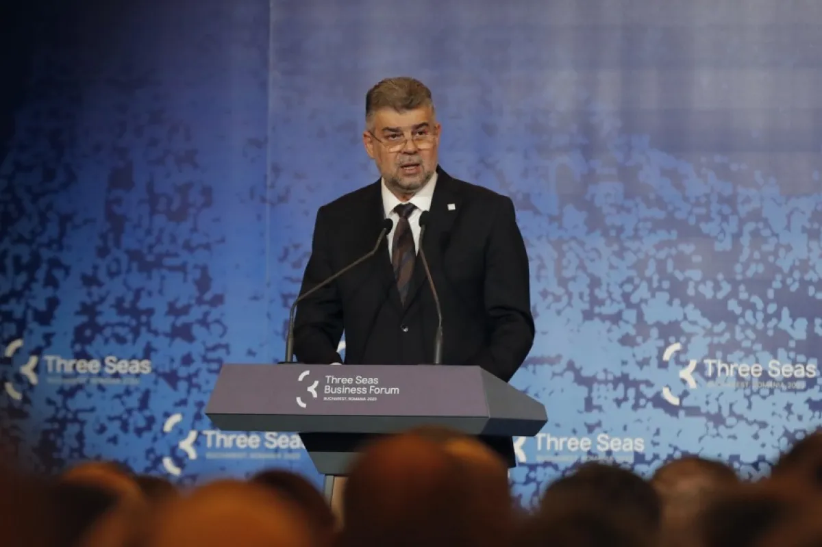 Premierul român Marcel Ciolacu ține un discurs în cadrul sesiunii de deschidere a Forumului de afaceri Three Seas Initiative, care a avut loc la Palatul Parlamentului din București, România, 7 septembrie 2023.