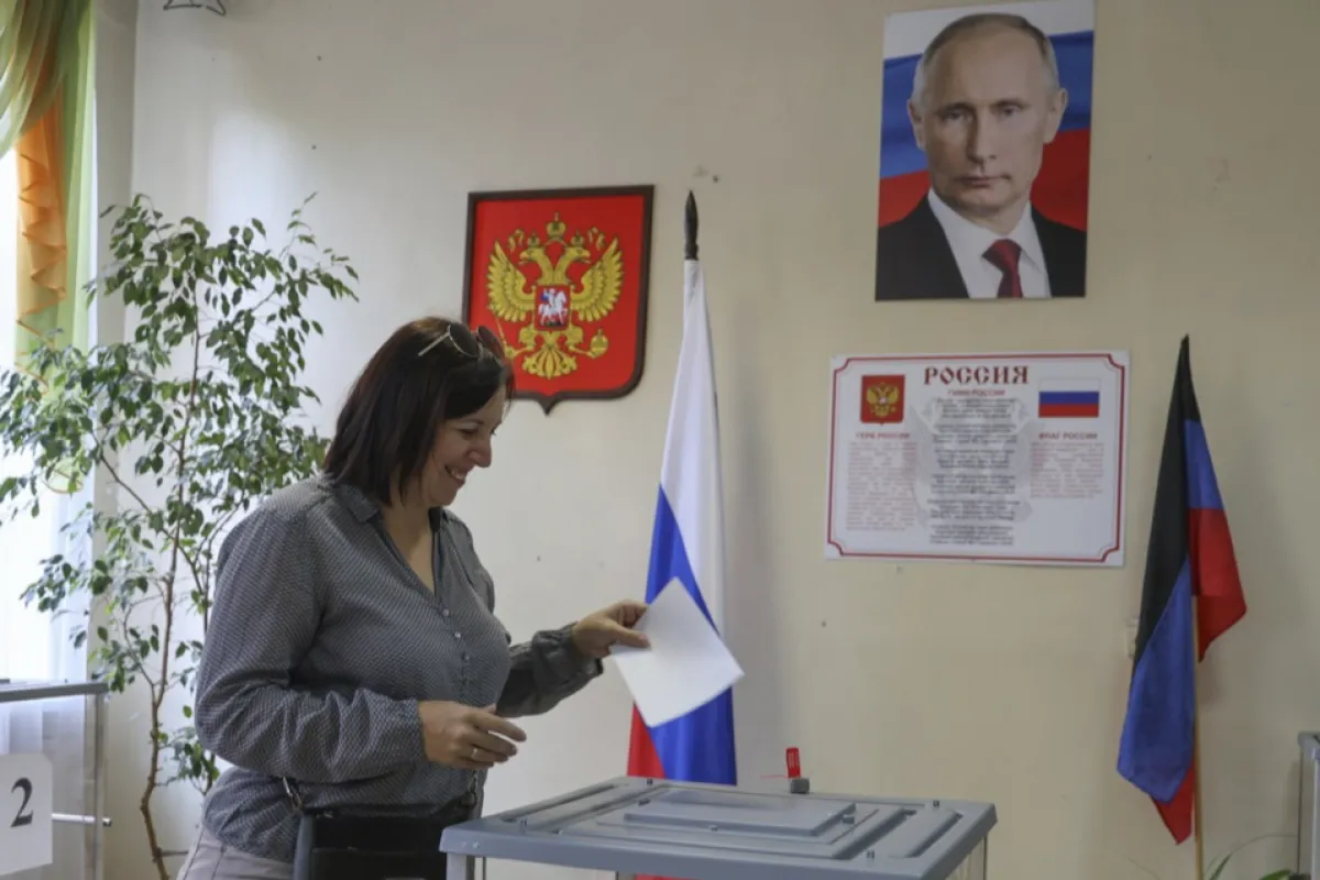 O femeie votează în timpul alegerilor locale din Donețk, Ucraina controlată de Rusia, 9 septembrie 2023.