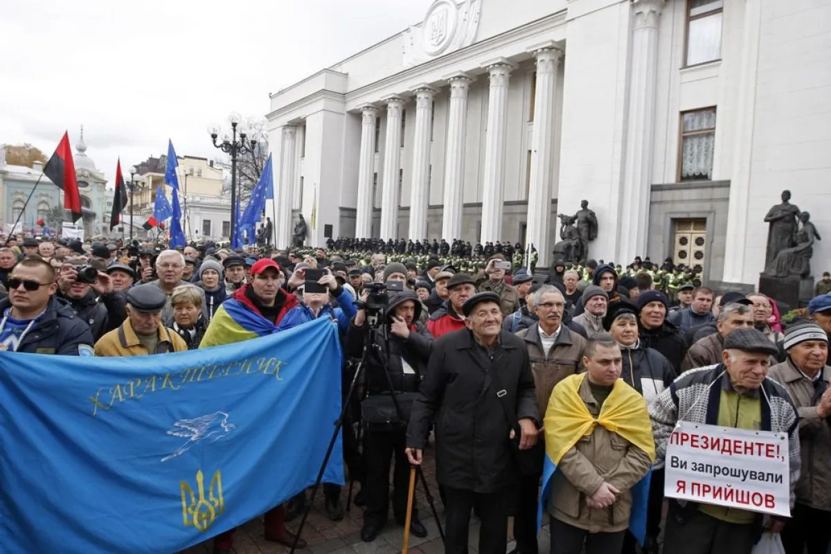Protestatari ucraineni în timpul unui miting în apropierea clădirii Parlamentului ucrainean din centrul orașului Kiev, Ucraina, 22 octombrie 2017.
