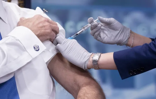 ФЕЙК: Вакцины от COVID-19 сокращают жизнь мужчин на 24 года