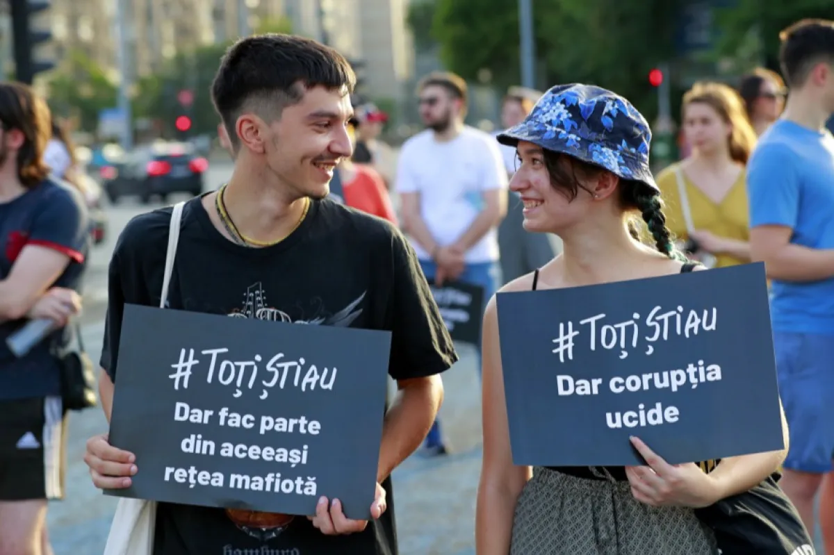 Activiști pentru drepturile civile participă la un protest față de abuzuri, în fața sediului Guvernului din București, România, 13 iulie 2023.