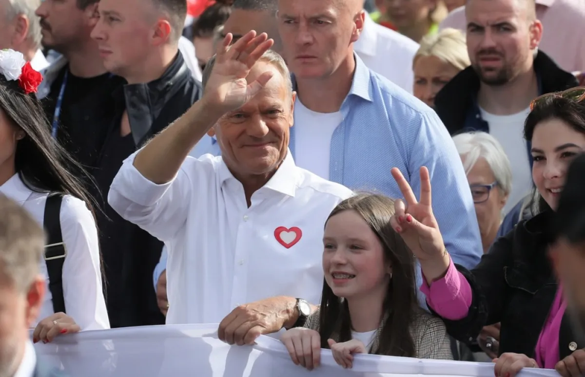 Președintele Platformei Civice Donald Tusk (C) conduce „Marșul Milionului de Inimi” organizat de Coaliția Civică în centrul orașului Varșovia, Polonia, 1 octombrie 2023.