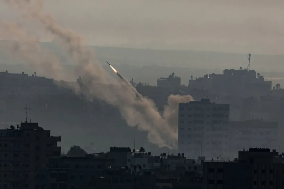 Rachete sunt lansate de pe coasta Fâșiei Gaza spre Israel de militanții miliției Ezz Al-Din Al Qassam, aripa militară a mișcării Hamas, în orașul Gaza, 7 octombrie 2023. Barajele cu rachete au fost lansate din Fâșia Gaza sâmbătă dimineața, într-un atac surpriză, revendicat de mișcarea islamistă Hamas.