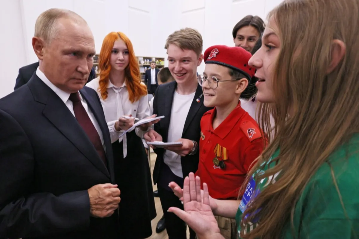 Președintele rus Vladimir Putin salută participanții la o lecție deschisă intitulată „Discutând despre ceea ce e important”, la care au participat câștigătorii olimpiadelor și competițiilor din domeniul culturii, artei, științei și sportului în rândul elevilor, la Muzeu și Complexul Educațional Teatru din Kaliningrad, Rusia, 01 septembrie 2022.