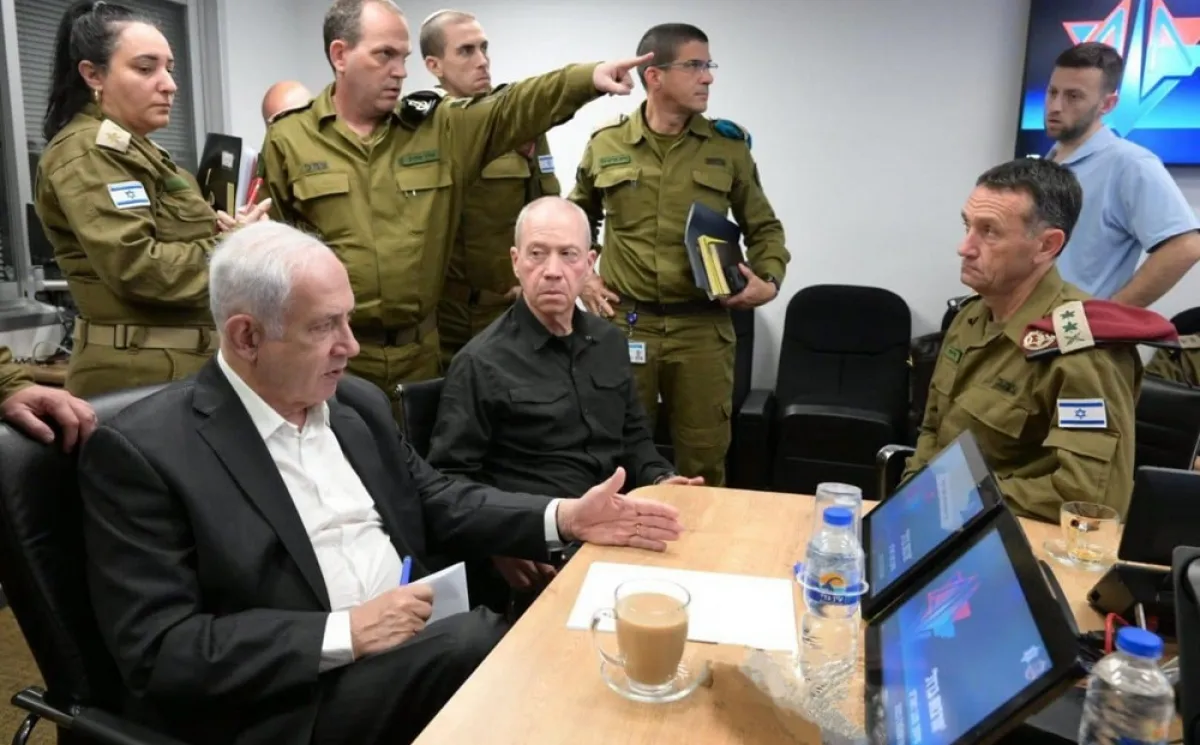 O fotografie pusă la dispoziție de Biroul de presă al guvernului israelian îl arată pe prim-ministrul Beniamin Netaniahu în timpul unei întâlniri de evaluare a situației la Tel Aviv, Israel, 08 octombrie 2023.