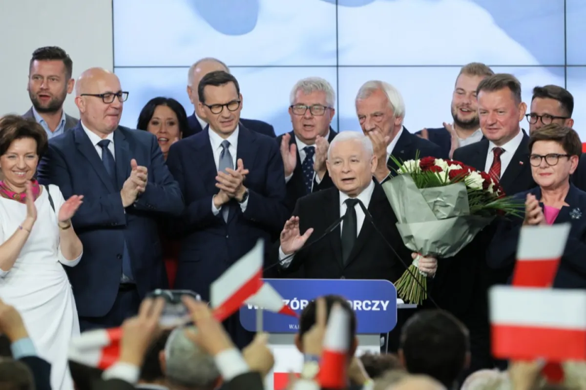Liderul partidului de guvernământ Lege și Justiție (PiS) polonez, Jaroslaw Kaczynski reacționează în timpul serii alegerilor parlamentare la Varșovia, Polonia, 15 octombrie 2023.