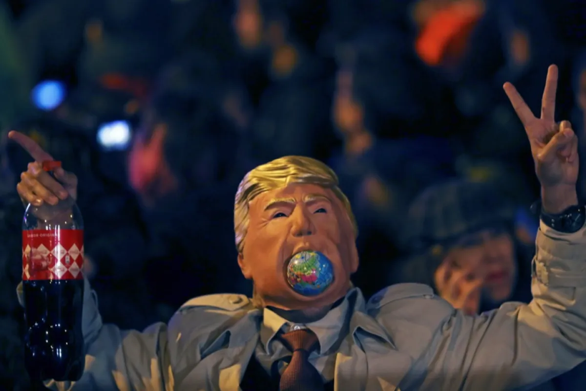 O persoană poartă o mască președintelui american Donald Trump în timpul „Marșului pentru Climă”, un protest care cere acțiuni împotriva schimbărilor climatice în timpul Summitului COP25 privind Clima de la Madrid, Spania, XXXX decembrie 2019.