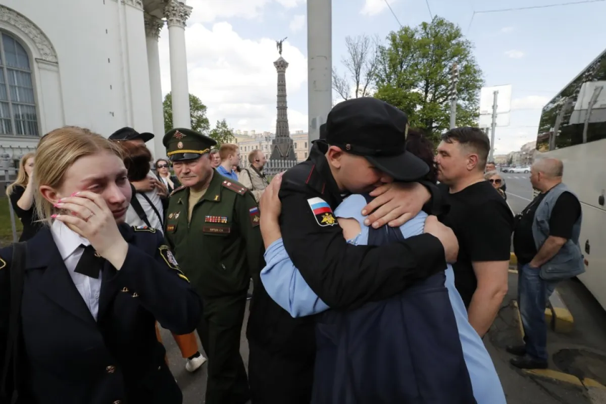 Tinerii recruți ruși își iau rămas bun de la cei dragi în fața Catedralei Trinității din Sankt Petersburg, Rusia, 23 mai 2023.