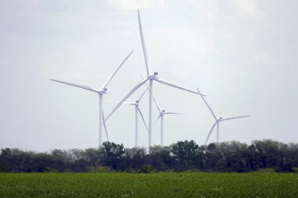 Turbine eoliene la centrala electrică Tiligulska din zona Nikolaiev, Ucraina, 19 mai 2023. Ucraina a terminat construirea primei părți a centralei în timpul invaziei ruse.