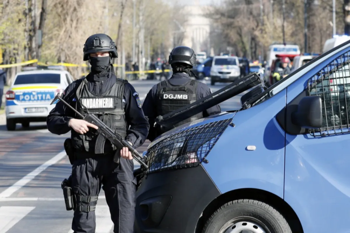Jandarmeria română securizează zona, după un incident la ambasada Rusiei din București, România, 6 aprilie 2022.