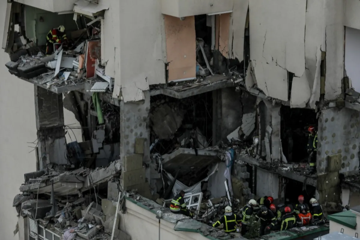 Salvatori în acțiune după ce un bloc de apartamente a fost avariat de fragmente de rachetă la Kiev, Ucraina, 24 iunie 2023, pe fondul invaziei ruse.