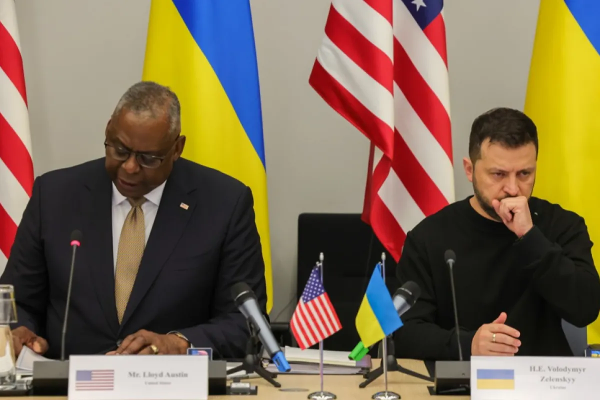 Secretarul SUA Lloyd J. Austin III cu președintele Ucrainei, Volodymyr Zelensky, în timpul unei reuniuni a Grupului de contact al apărării din Ucraina, înaintea unui Consiliu NATO al miniștrilor apărării de două zile la sediul Alianței din Bruxelles, Belgia, 11 octombrie 2023.