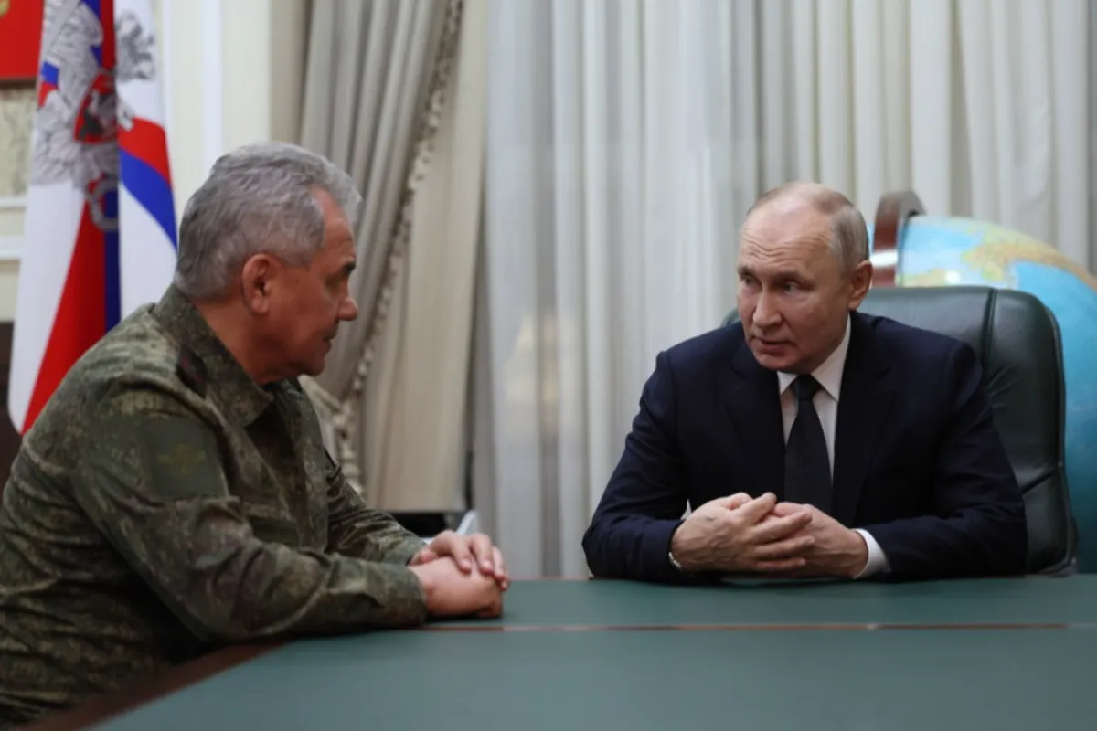 Președintele rus Vladimir Putin și ministrul Apărării Serghei Șoigu iau parte la o întâlnire la sediul grupului de forțe care participă la operațiunea militară specială din Rostov-pe-Don, Rusia, la sfârșitul zilei de 9 noiembrie 2023 (emis în 10 noiembrie 2023).