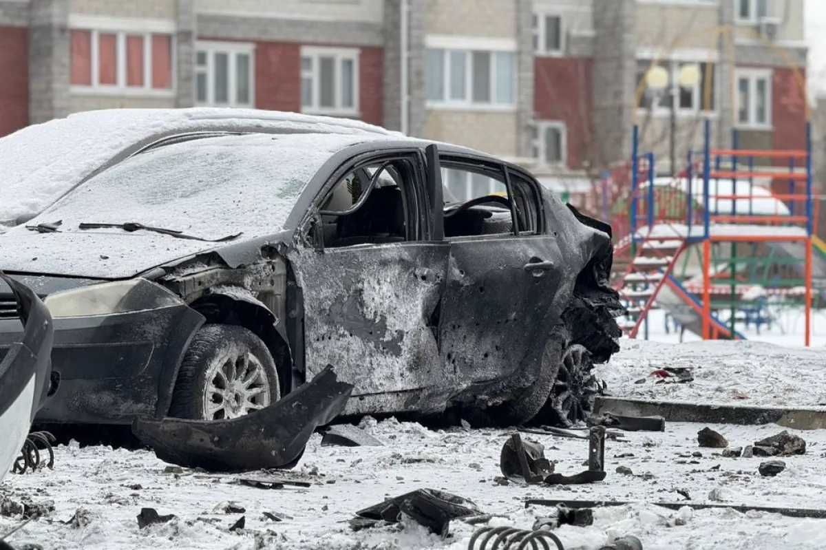 O imagine pusă la dispoziție de canalul oficial de Telegram al guvernatorului regiunii Belgorod Vyacheslav Gladkov arată mașini distruse după bombardament în Belgorod, Rusia, 05 ianuarie 2024.