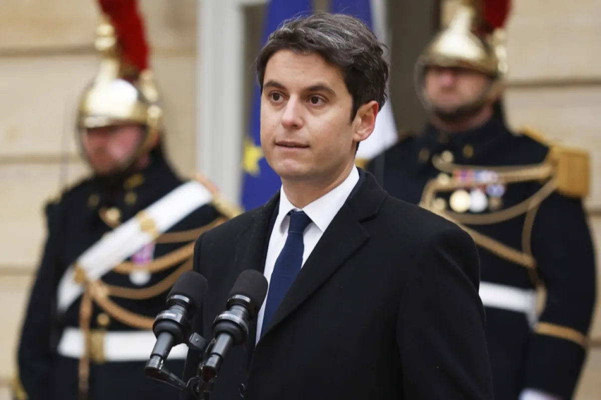 Noul prim-ministru francez Gabriel Attal ține un discurs alături de prim-ministru în funcție în curtea hotelului Matignon în timpul ceremoniei de predare de la Paris, Franța, 09 ianuarie 2024. Ministrul francez pentru Educație Națională și Tineret Gabriel Attal a fost numit noul prim-ministru al Franței în urma demisiei fostului prim-ministru Elisabeth Borne în seara zilei de 08 ianuarie 2024. Gabriel Attal a devenit cel mai tânăr premier al Franței la 34 de ani.