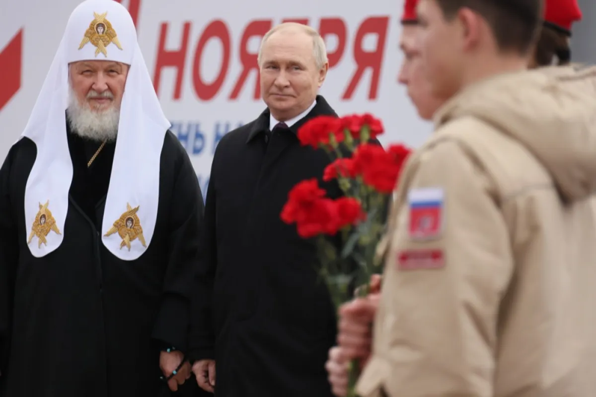 Președintele rus Vladimir Putin și Patriarhul Kirill al Moscovei și al întregii Rusii participă la o ceremonie de depunere de flori de Ziua Unității Naționale din Piața Roșie, la Moscova, Rusia, 04 noiembrie 2023.