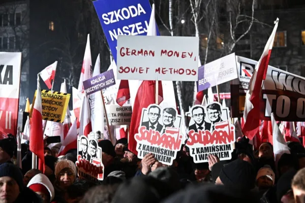 Polonia: război politic de durată, sau ultimele zbateri ale conservatorilor?