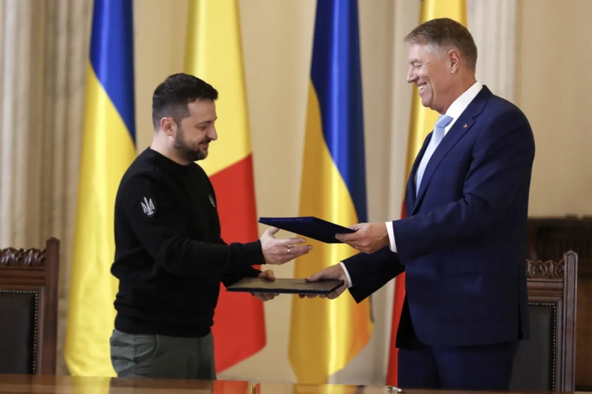 Președintele României Klaus Iohannis și Președintele Ucrainei Volodimir Zelenski fac schimb de documente în urma semnării unui tratat bilateral între țările lor, după întâlnirea lor de la Palatul Cotroceni, la București, România, 10 octombrie 2023.