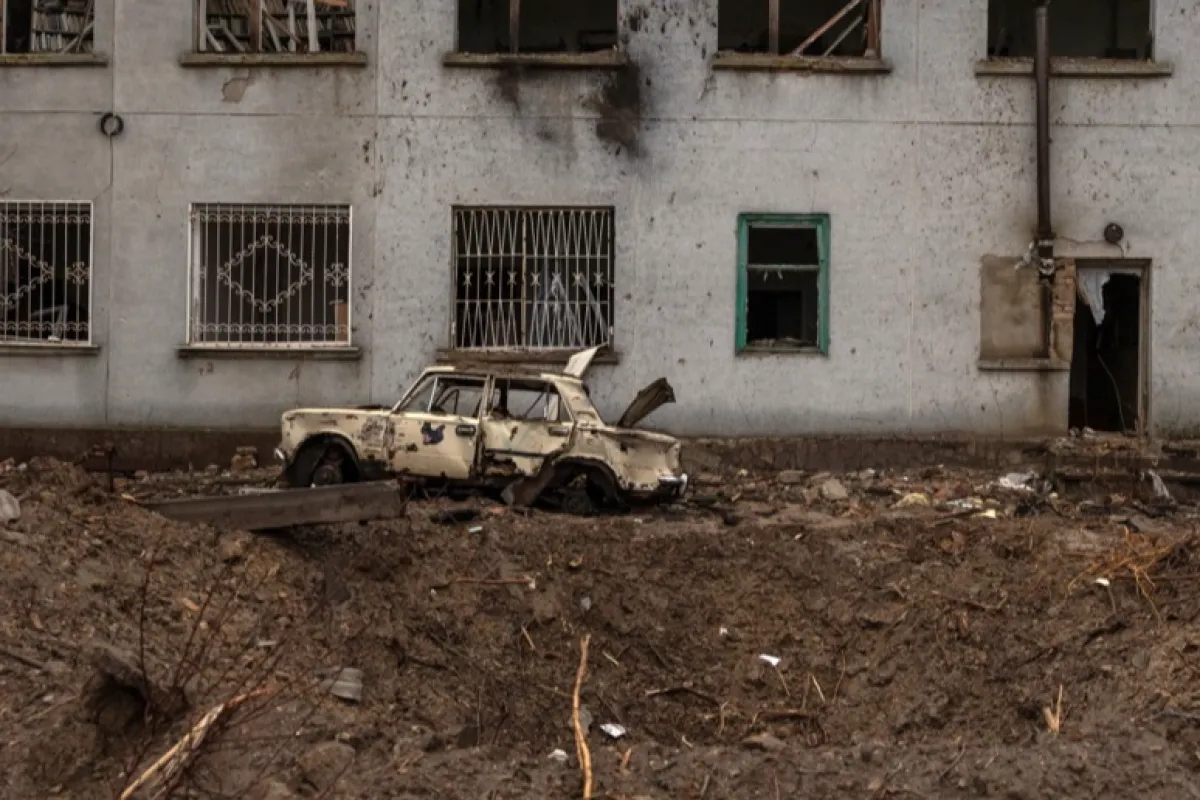 Epava unei mașini lângă un crater de obuz într-un sat din prima linie din districtul Berislav, în regiunea Herson, sudul Ucrainei, 26 noiembrie 2022 (emis la 27 noiembrie 2022).