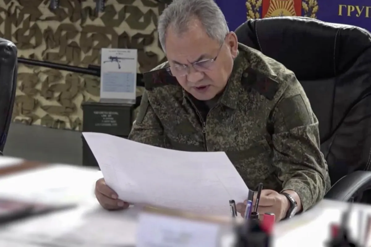 O imagine statică luată dintr-un videoclip furnizat de serviciul de presă al Ministerului rus al Apărării îl arată pe ministrul rus al Apărării, Serghei Șoigu, inspectând postul de comandă avansat al grupului de trupe „Vostok” (est),  într-o locație nedezvăluită din Ucraina, 25 octombrie 2023.