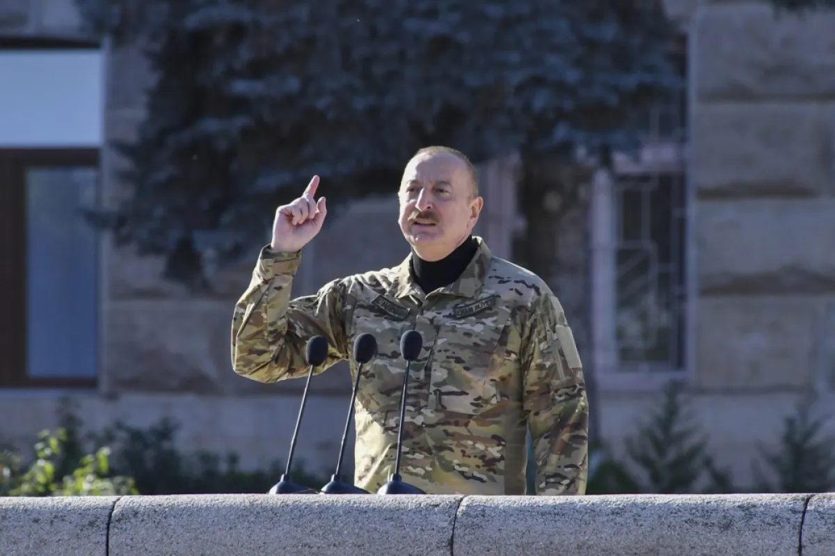 Președintele Azerbaidjanului, Ilham Aliev, prezidează o paradă militară care marchează cea de-a treia aniversare a victoriei în războiul din 2020, în fosta capitală a regiunii Nagorno-Karabah, cunoscută de armeni ca Stepanakert și în Azerbaidjan drept Khankendi, Azerbaidjan, 08 noiembrie 2023.