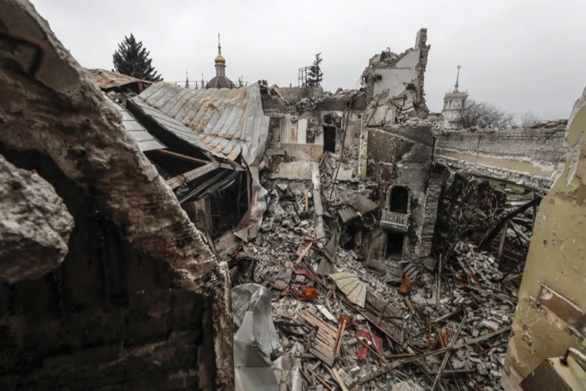 Фотография, сделанная во время визита в Мариуполь, организованного российской армией, показывает интерьер драматического театра, разрушенного в результате бомбардировки, Украина, 12 апреля 2022 года.