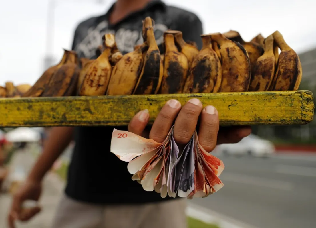 Un vânzător filipinez vinde banane în vecinătatea summitului și a reuniunilor conexe ale Asociației Națiunilor din Asia de Sud-Est (ASEAN) din Manila, Filipine, 12 noiembrie 2017.