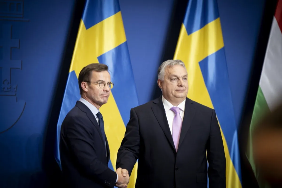 O fotografie plină pusă la dispoziție de Biroul de presă al premierului ungar îi arată pe premierul maghiar Viktor Orban și pe prim-ministrul suedez Ulf Kristersson dând mâna în timpul unei conferințe de presă după întâlnirea lor la sediul guvernului din Budapesta, Ungaria, 23 februarie 2024.