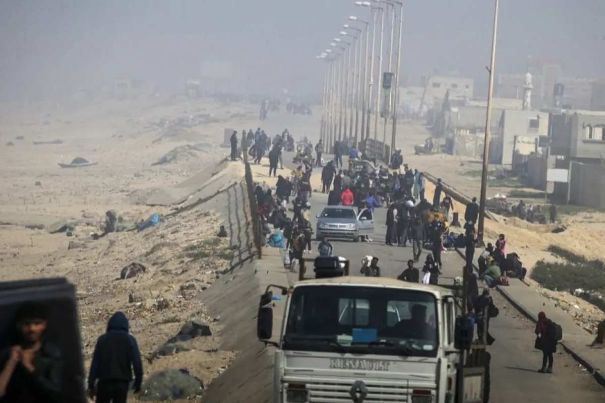 Palestinians from northern Gaza Strip cross into southern Gaza