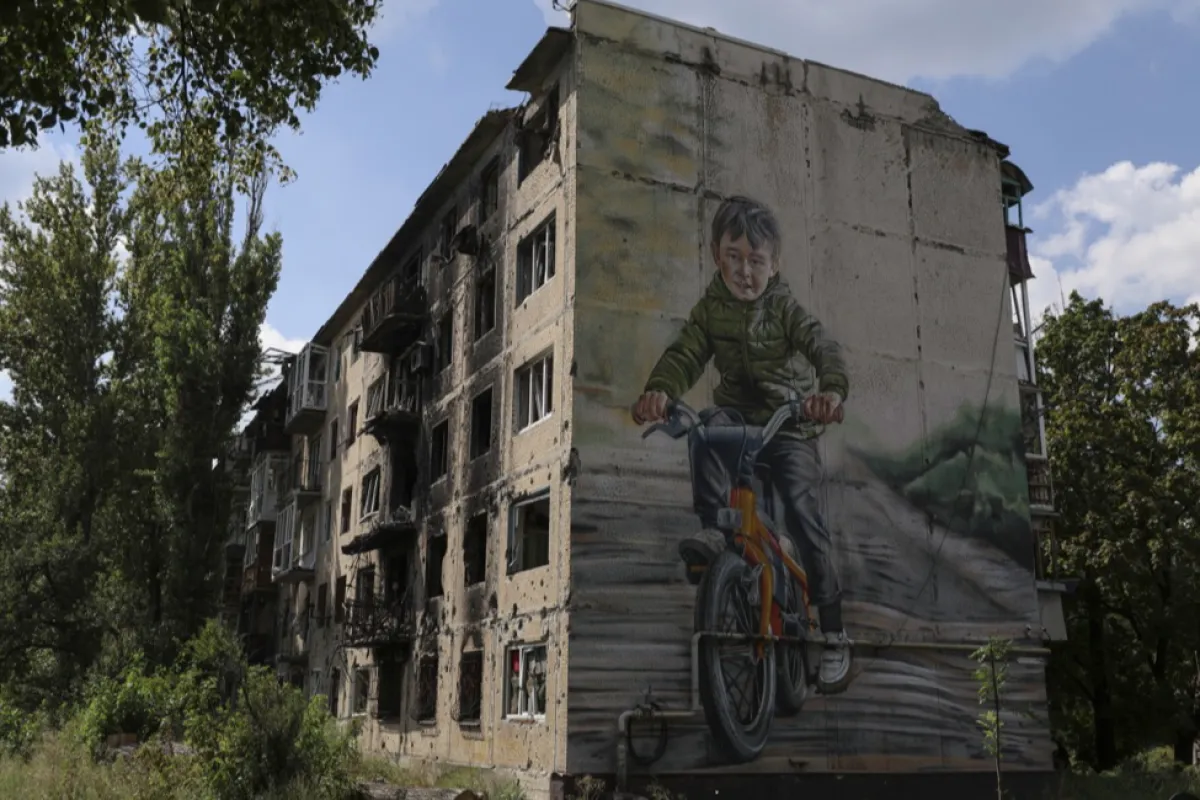 O pictură murală deteriorată pe o clădire din Avdiivka, aprope de linia frontului din regiunea Donețk, Ucraina, 28 august 2023, pe fondul invaziei în curs a Rusiei.