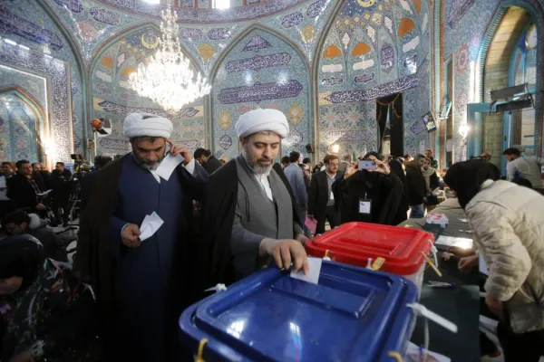 Iran: the ayatollahs win the elections, but the regime loses support