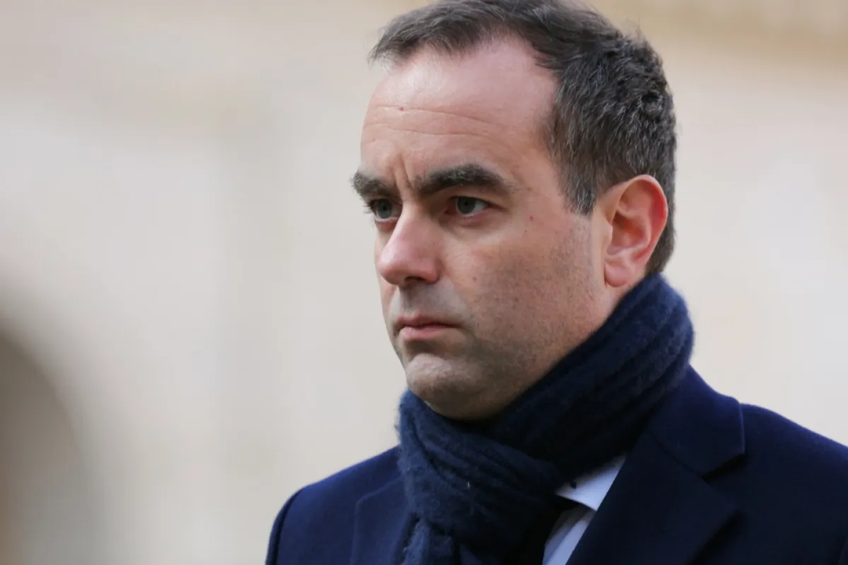 Ministrul francez al Forțelor Armate Sebastien Lecornu participă la o ceremonie de onoare la Les Invalides, la Paris, Franța, 27 februarie 2024.